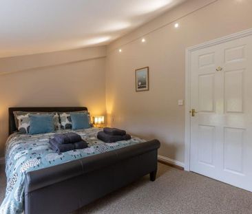 2 bedroom mews to rent - Photo 6