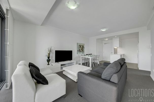 FULLY FURNISHED EXECUTIVE APARTMENT WITH VIEWS AT THE PINNACLE - Photo 1