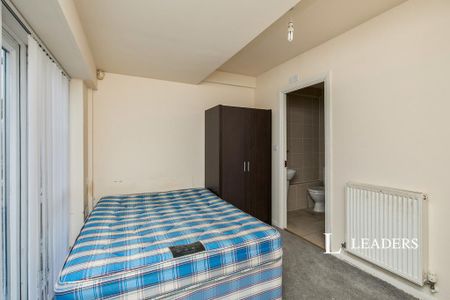 3 bedroom flat to rent - Photo 5