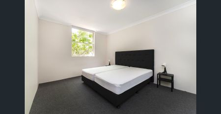 Light Filled, Furnished 2 bedroom apartment - Photo 2