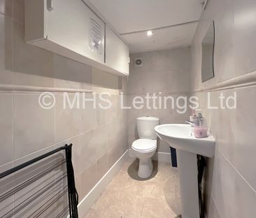 4 Bedroom Mid Terraced House for rent in Ash Road - Photo 1