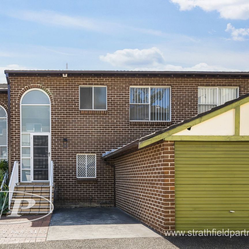 Private Three Bedroom Townhouse - Photo 1