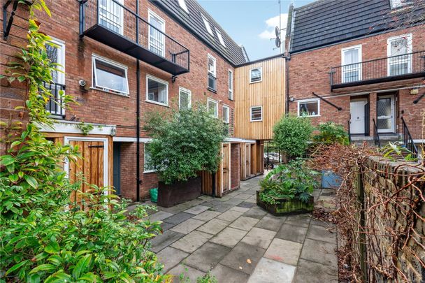 St. Andrews Square, London, W11 ground floor flat to rent - Photo 1