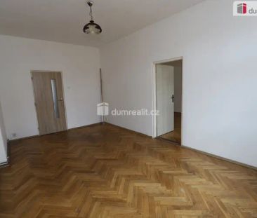 Pěkný byt 2+1 ve druhém patře cihlového domu v Karlových Varech Ryb... - Fotografie 4