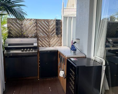 Luxury Waterfront Living – Renovated 4 Bedroom Home - Photo 5