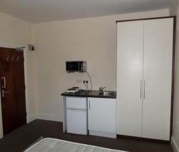 1 bedroom in a house share to rent - Photo 3