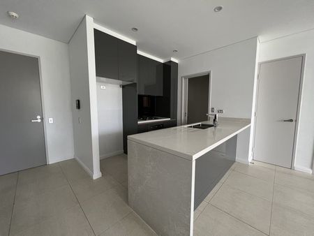 Spacious 2 Bedroom Apartment with walk to city buses and minutes to Maroubra Beach - Photo 3