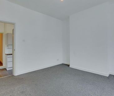 2 bedroom ground floor flat to rent - Photo 1