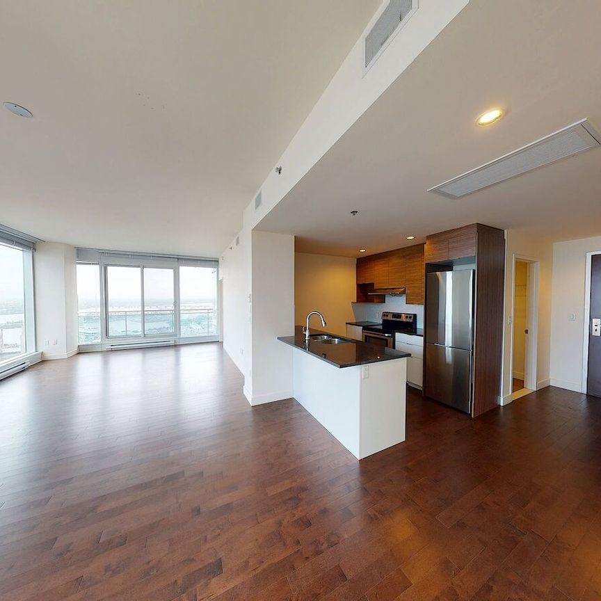 Experience the pulse of downtown Montreal at Allegra and Le V, where lively streets, top dining spots, and endless enter - Photo 1