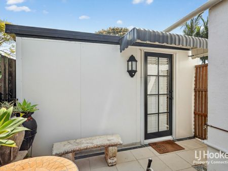 Stylish Studio - FURNISHED OR UNFURNISHED - Power & Water Included - Photo 4