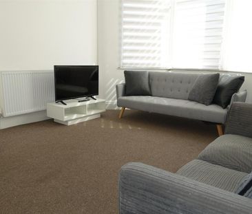 6 bedroom House To Let - Photo 2