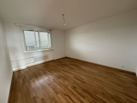 Appartement rafraîchi de 3 pièces au 9? étage, avec balcon et vue dégagée. - Photo 2