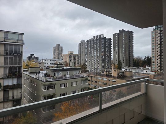 Bright Corner One-Bedroom with Southwest Views – Steps to the Stanley Park & the Seawall! - Photo 1