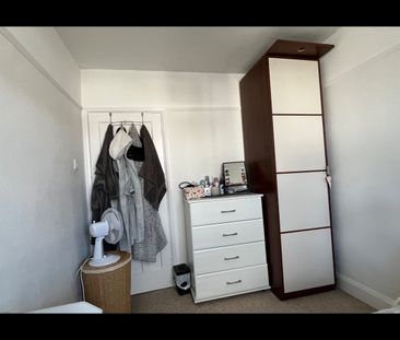 Room in a Shared House, London, SW20 - Photo 4