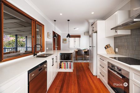 Charming Family Home in Quiet Leafy Cul-de-Sac - Photo 5