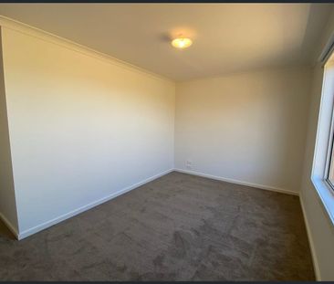 Cosy, Spacious Family Home in Strathtulloh! - Photo 4