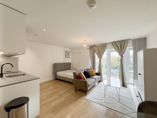 Studio Flat, Beaufort Square, NW9 - Photo 1