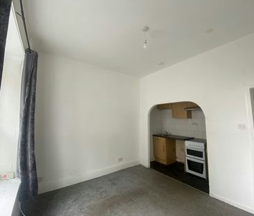 Flat to rent on - Photo 2
