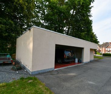 Ruime modernistische woning met grote tuin en garagegebouw - Photo 2