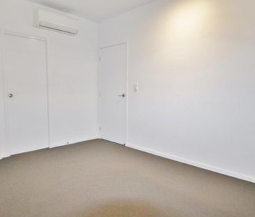 Modern Three Bedroom Unit - Private Balcony - Air Con - Photo 6