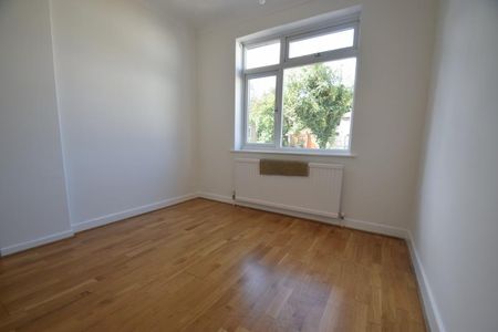 Deirdre Avenue, Wickford, Essex, SS12 - Photo 3