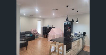 Beautiful Modern 3 Bedroom Home - Photo 2