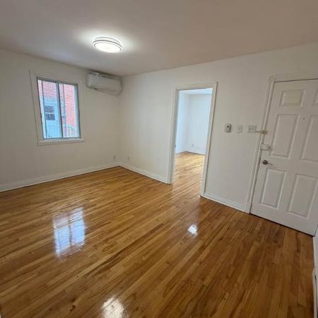 41/2 Metro Cartier Laval dispo maintenant internet stationnement, Loker, Thermopompe 1490$ - Photo 3