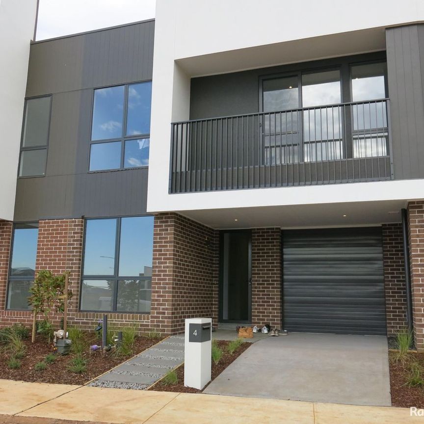 "MODERN 3 BEDROOM TOWNHOUSE" - Photo 1