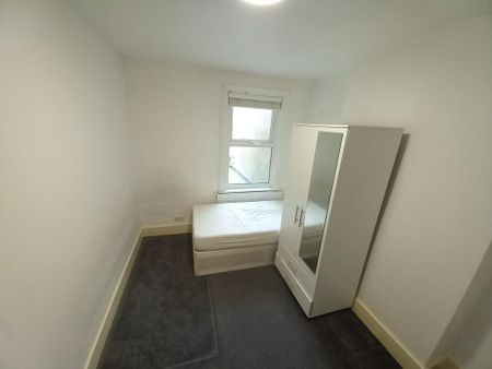 4 bedroom detached house to rent - Photo 2