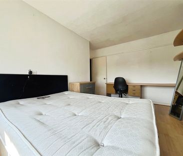 Larchwood Drive, Englefield Green, Egham, Surrey, TW20 0SH - Photo 4
