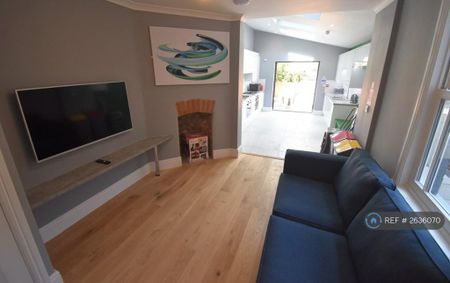 6 bedroom semi-detached house to rent - Photo 2