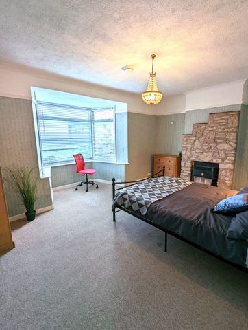 Large Double Room- Easy access to City - Photo 4