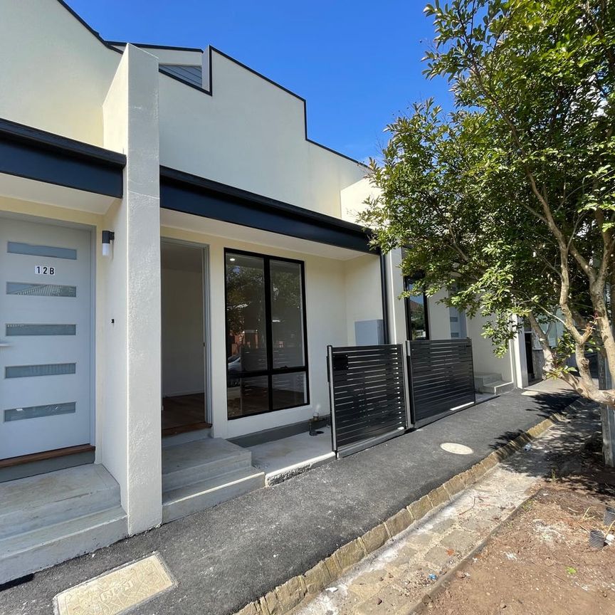Urban ease, two-bedroom townhouse plus study space - Photo 1