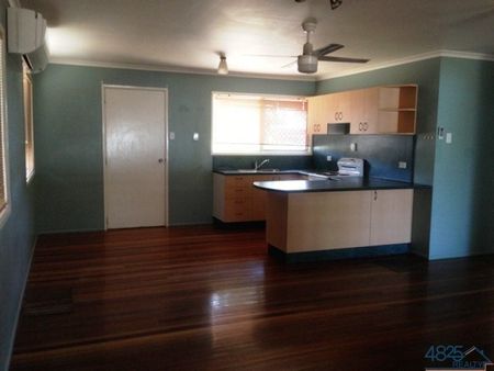 3 BEDROOM FAMILY HOME IN SUNSET - Photo 2
