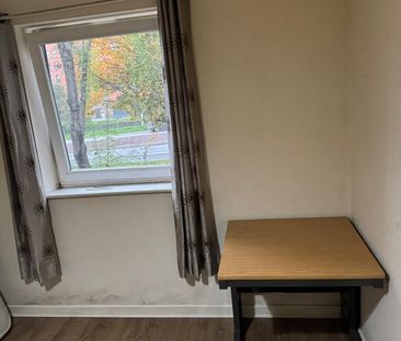 Room in a Shared House, Chamberlain Close, IG1 - Photo 3