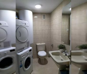Room in a shared 5-bedroom apartment for rent in Palacio, perfect for professionals - Foto 1