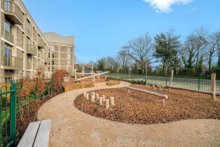 The Oakgate, KT22 7RZ, Surrey - Photo 2