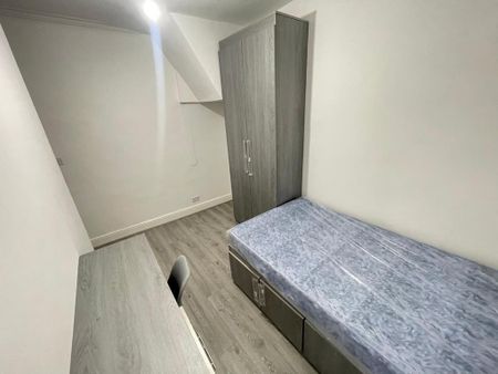 8 bedroom semi-detached house to rent - Photo 2