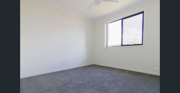 Lovely 3 Bedroom Home With 2 Air Conditoners and Security Screens Throughout - Photo 1