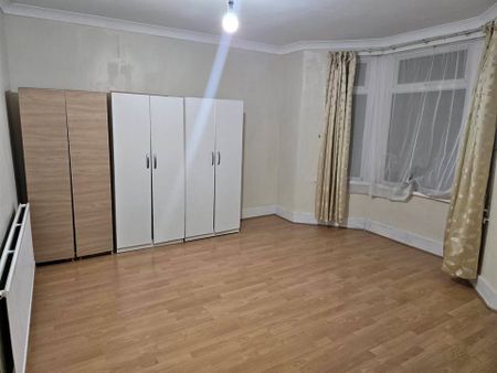 Room in a Shared House, Aintree Avenue, E6 - Photo 2
