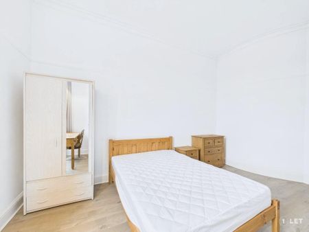 4 bedroom flat to rent - Photo 2