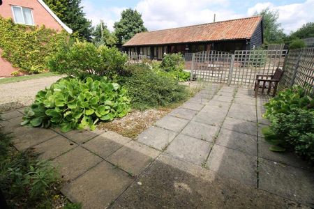 2 bedroom semi-detached bungalow to rent - Photo 3