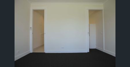 Beautifully Appointed, Near New Town House, 3 Bedroom + Large Study / 2nd Living - Photo 2