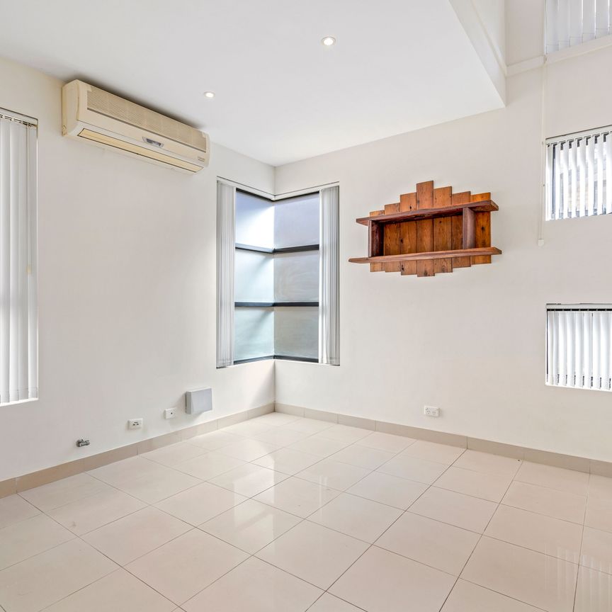 TRENDY TOWNHOUSE! - Photo 1