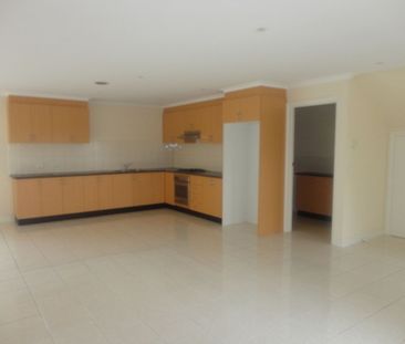 Spacious Townhouse in Prime Location - McKinnon School Zone - Photo 3