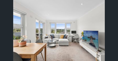 Bright and Breezy Top-Floor Apartment with Golf Course Views - Photo 5