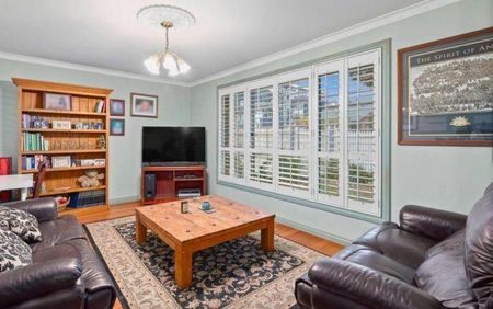 Large 3-bed 2-car House only 50m to Bentleigh station and Centre rd cafes! - Photo 3