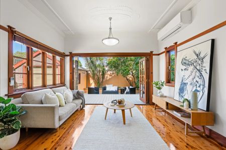 Charming family abode - Photo 3