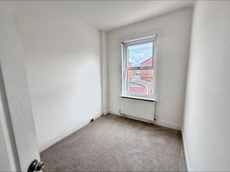 3 bedroom end of terrace house to rent - Photo 5