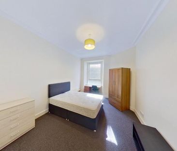 3 bedroom flat to rent - Photo 3